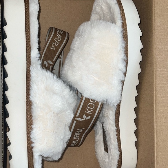 Ugg slippers - Picture 3 of 4